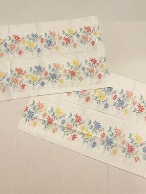 Vintage Dan River Kismet Flower Field Pillowcases Standard Pair Made in USA